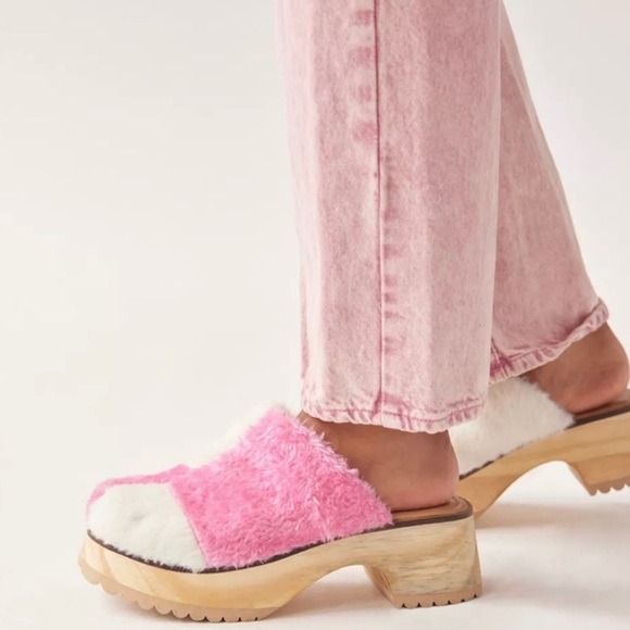 Urban Outfitters Pink & White Checker Board Wooden Clogs Sz 8 - Picture 4 of 13